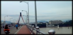 Vue panoramique: Le nouveau pont sur la fleuve Han - Danang (93Ko)